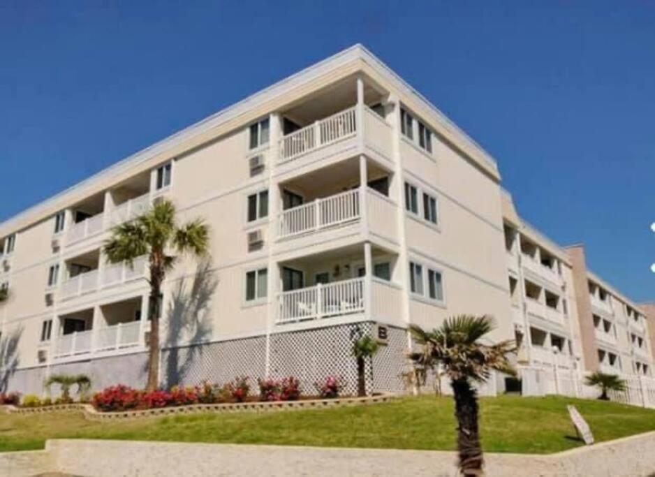 Perfect Location At The Beach! 1St Floor Unit ! Миртл-Бич Экстерьер фото